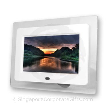 Hi-Resolution Digital Photoframe 7in Hi-Resolution Digital Photoframe 7in